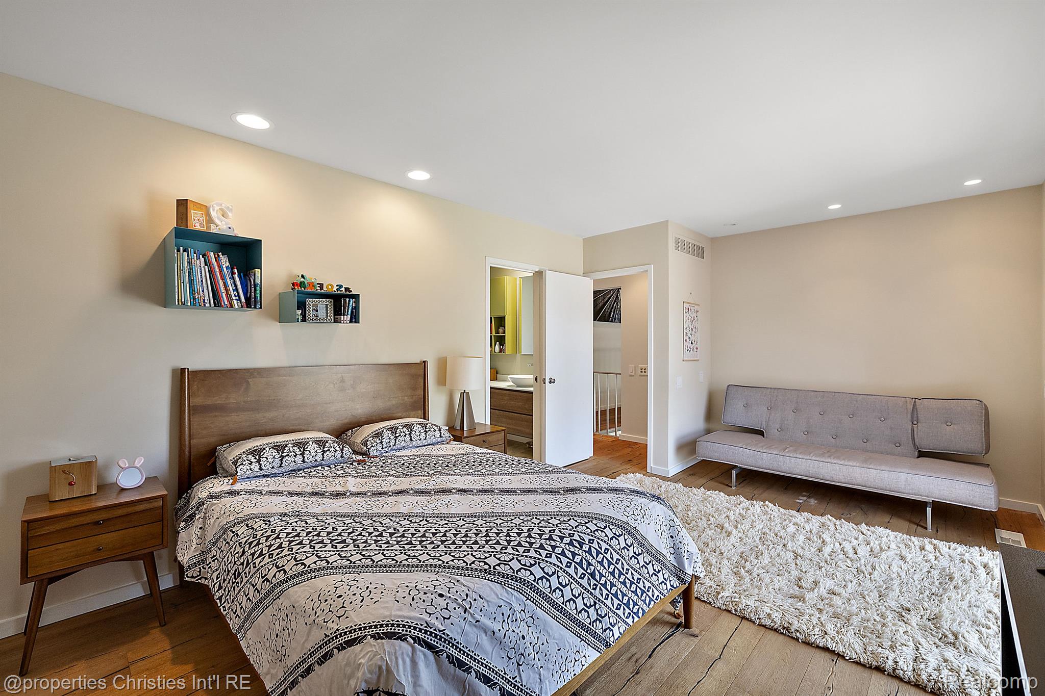 7371 Lindenmere Drive