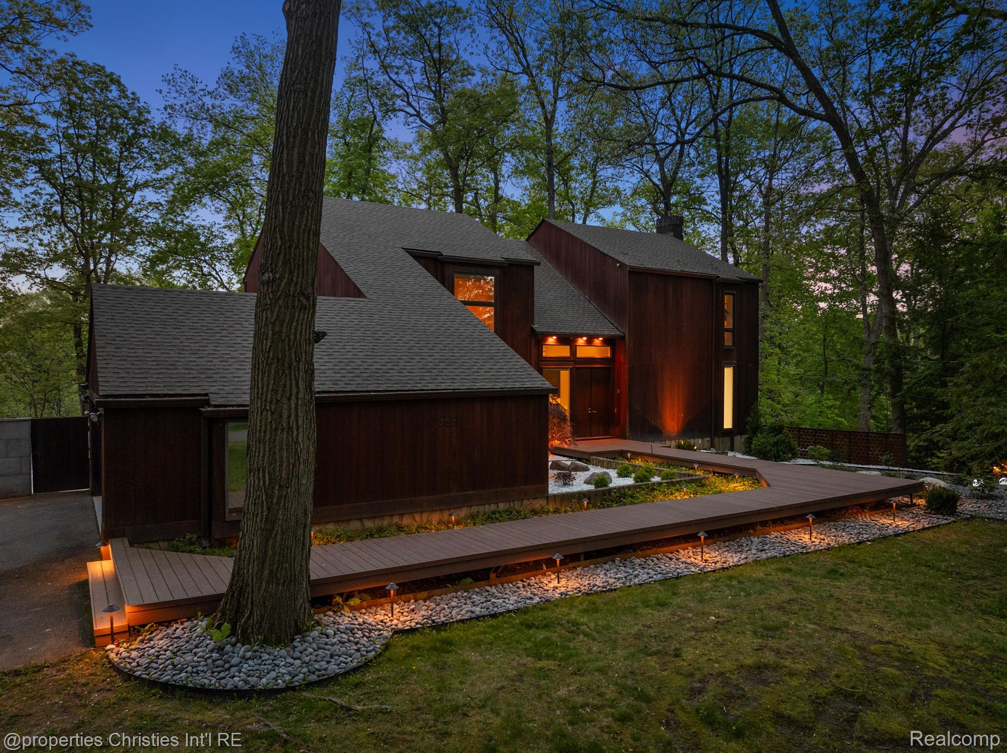 7371 Lindenmere Drive