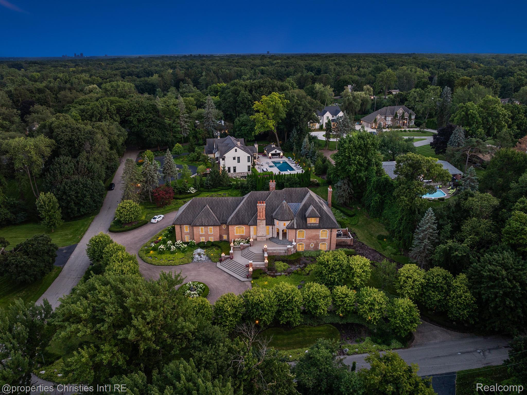 975 Sunningdale Drive
