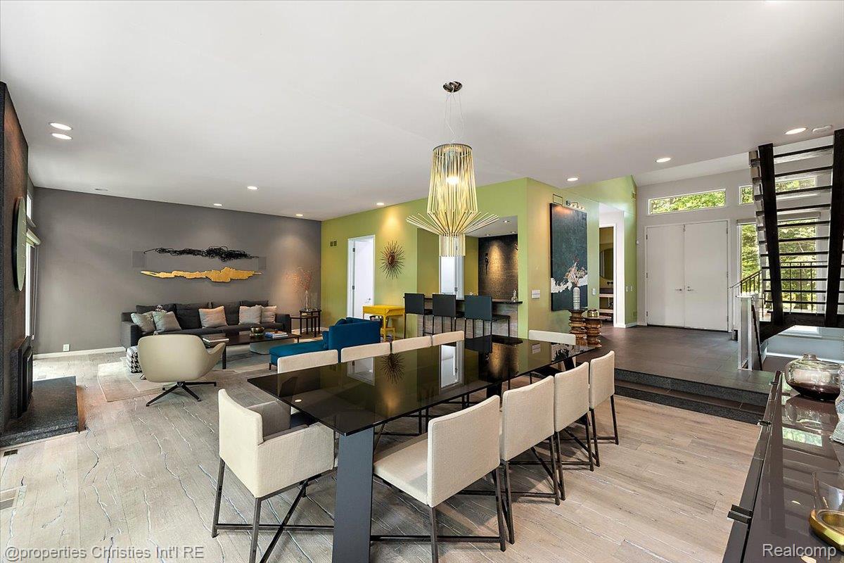 7371 Lindenmere Drive
