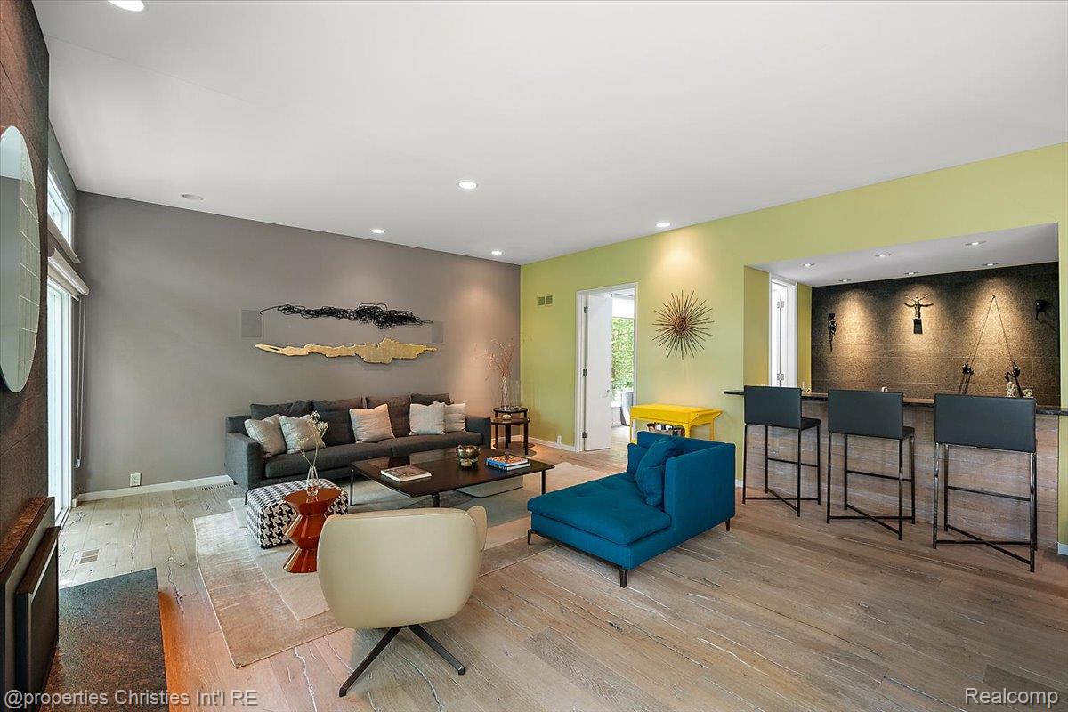 7371 Lindenmere Drive