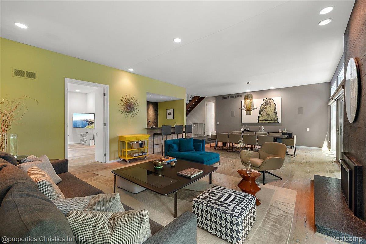 7371 Lindenmere Drive