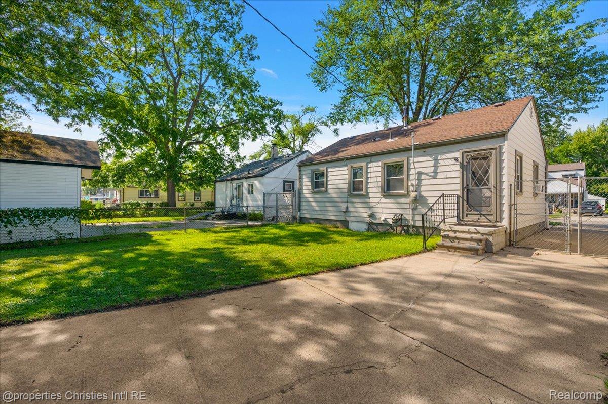 28967 Beechwood Avenue