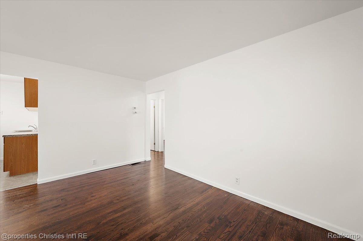 28967 Beechwood Avenue