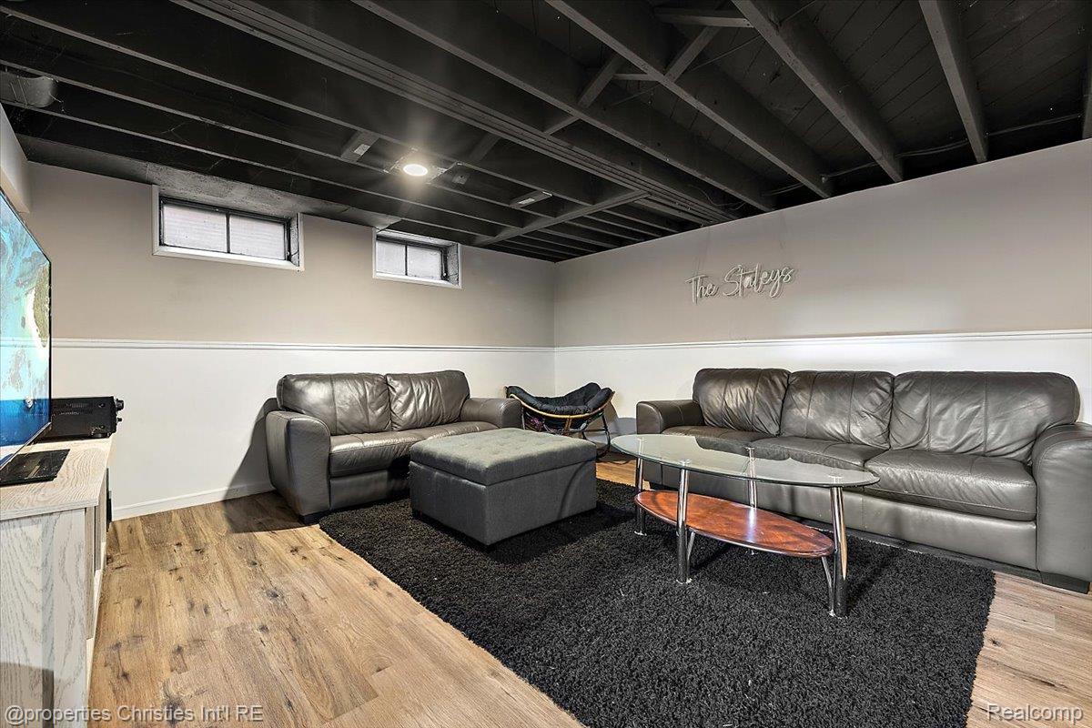 22121 Westhampton Street