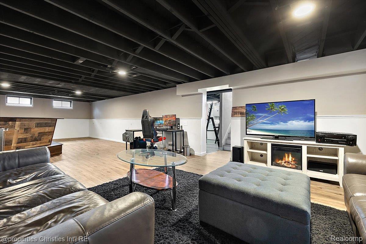22121 Westhampton Street