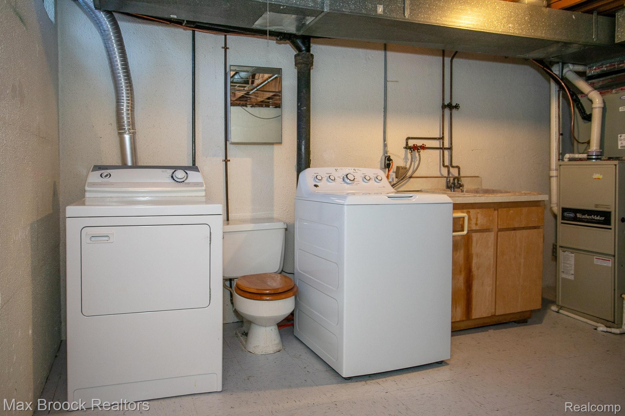 319 W LINCOLN Avenue