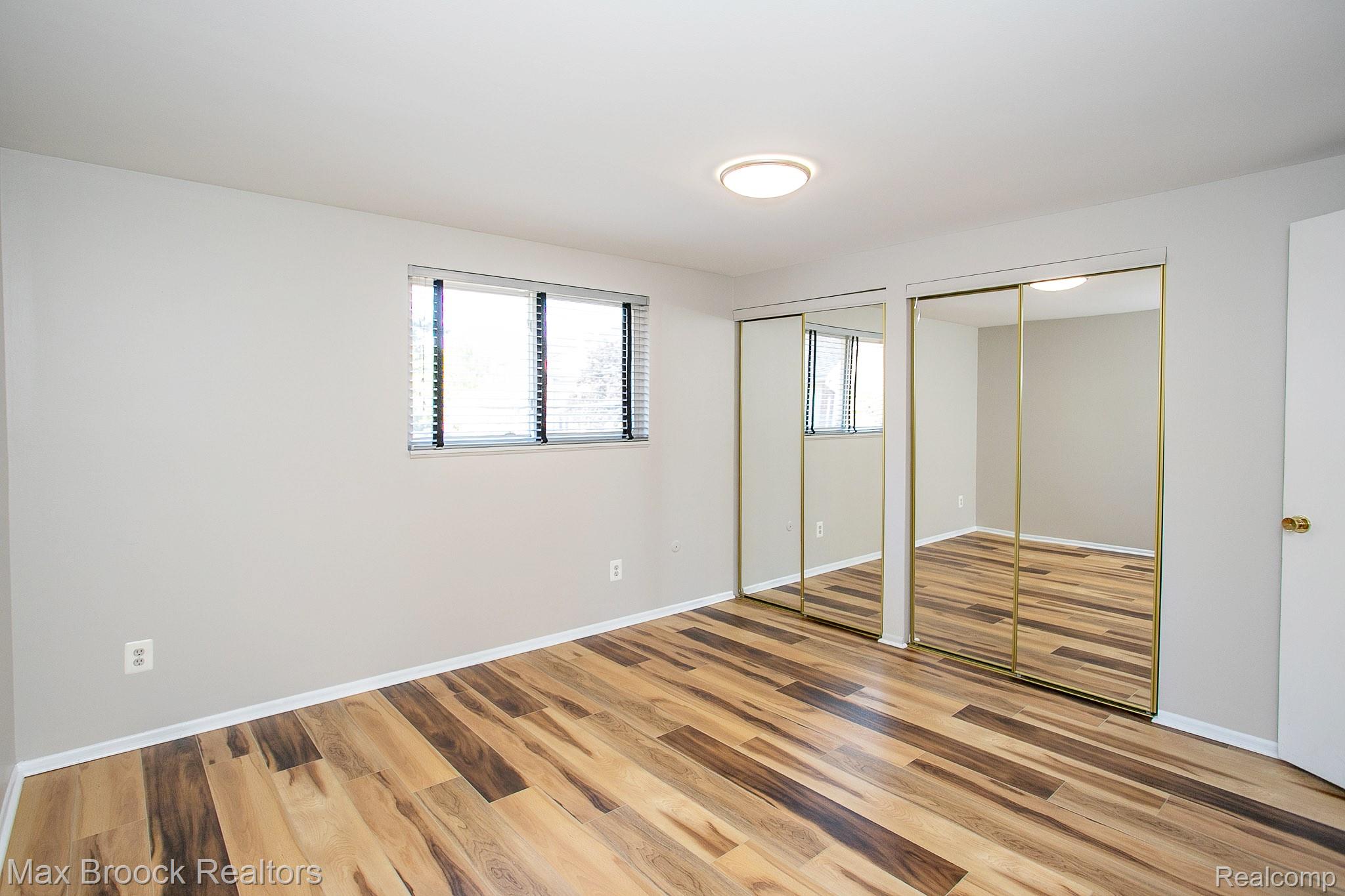 319 W LINCOLN Avenue