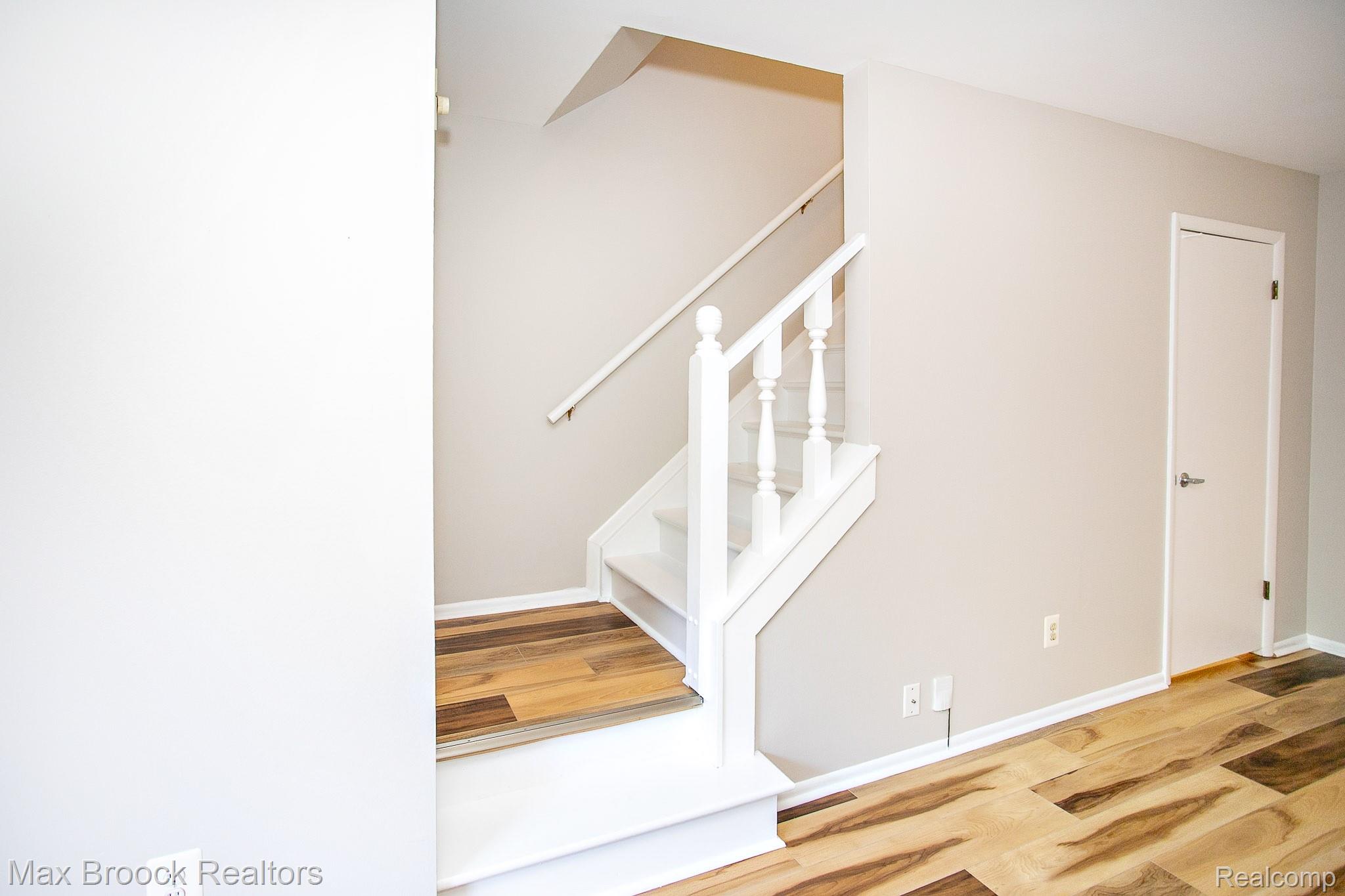 319 W LINCOLN Avenue