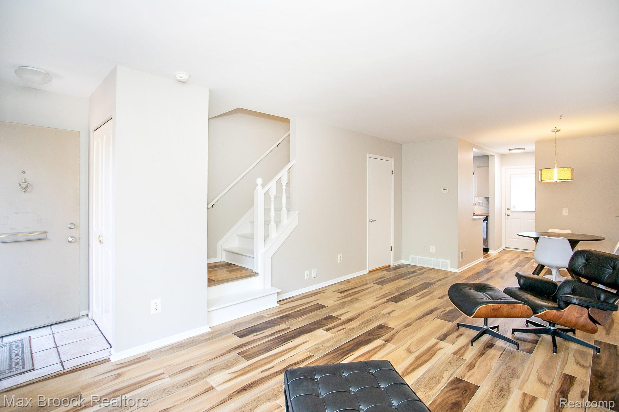 319 W LINCOLN Avenue