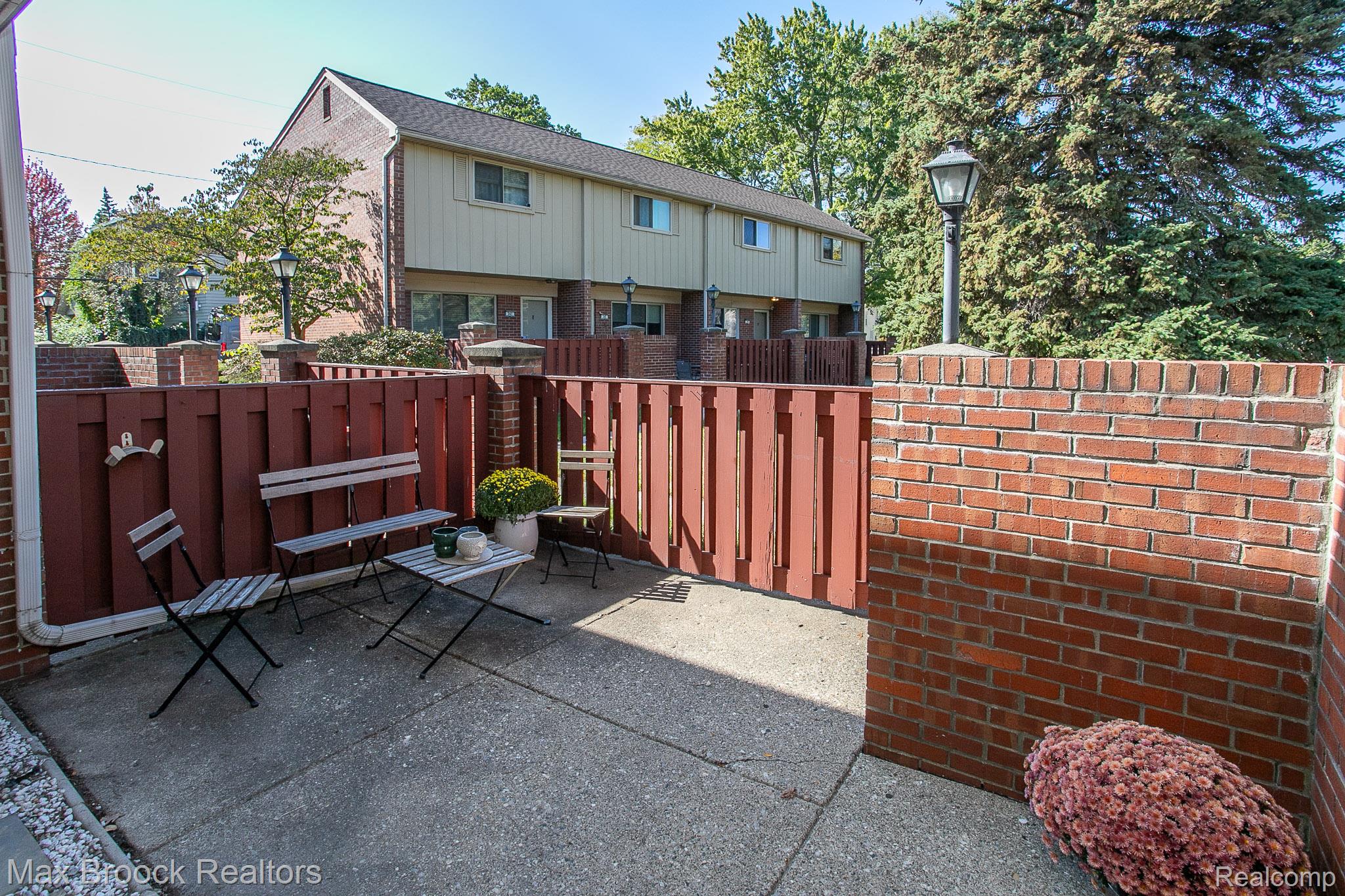 319 W LINCOLN Avenue