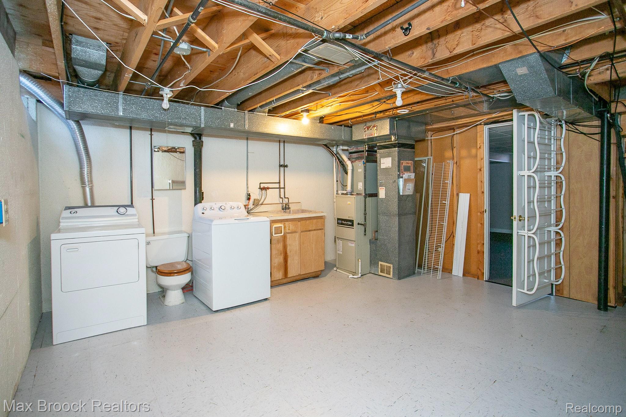 319 W LINCOLN Avenue