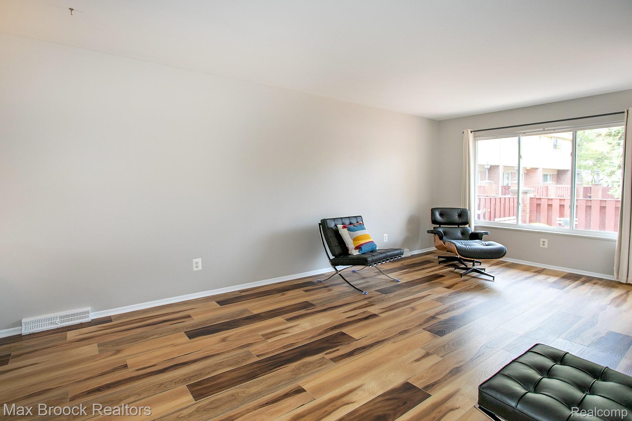 319 W LINCOLN Avenue