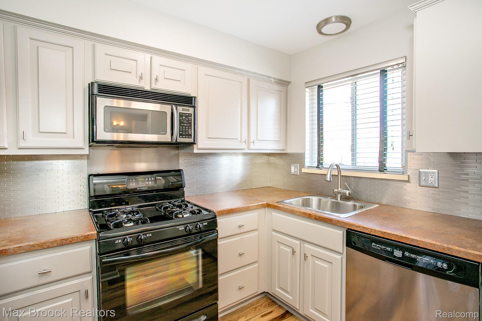 319 W LINCOLN Avenue