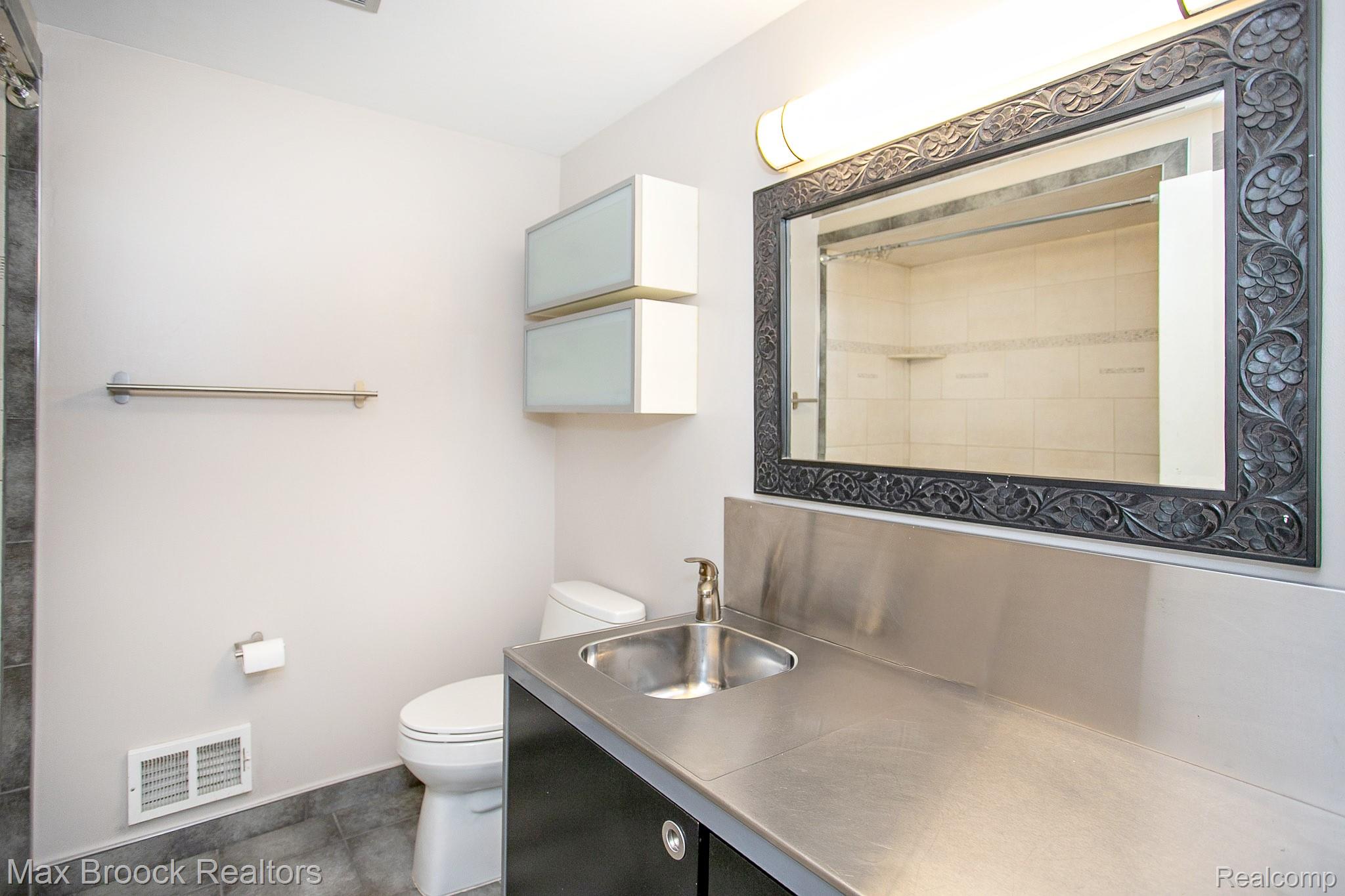 319 W LINCOLN Avenue
