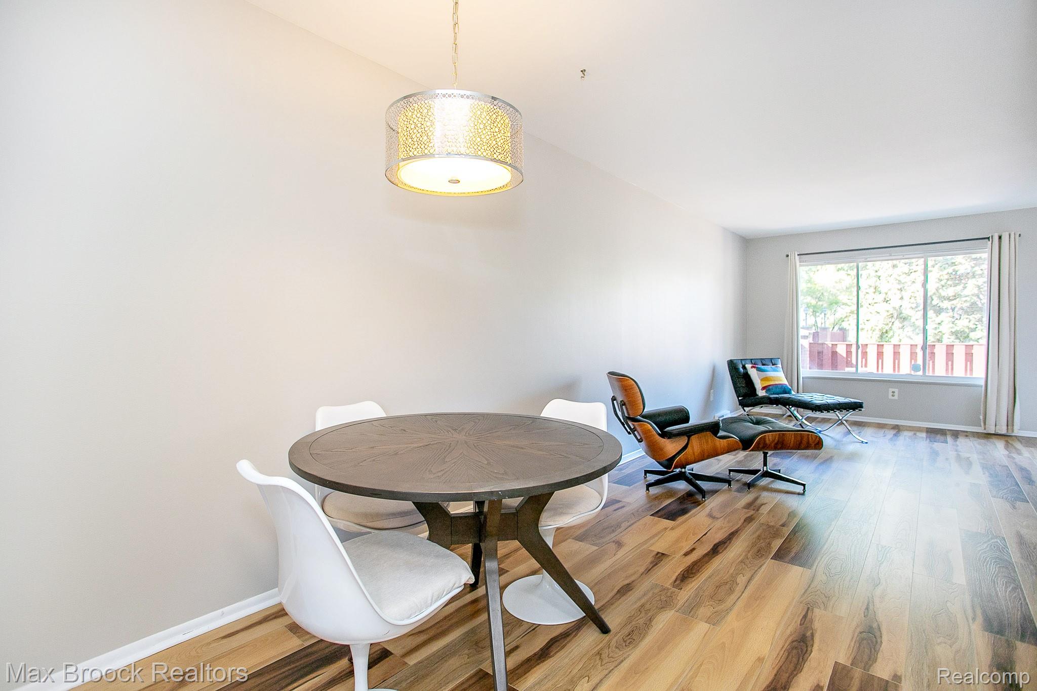 319 W LINCOLN Avenue