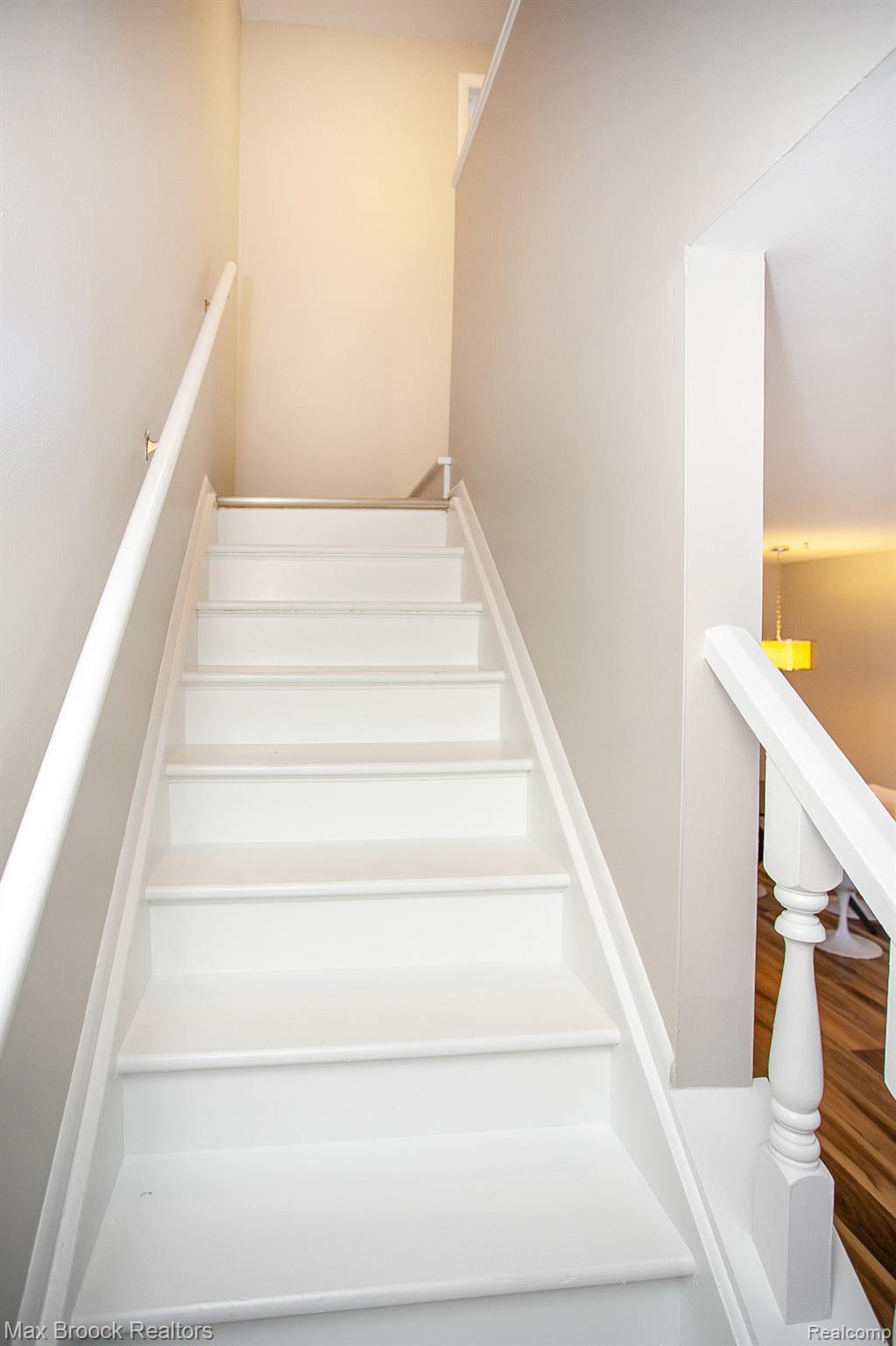 319 W LINCOLN Avenue