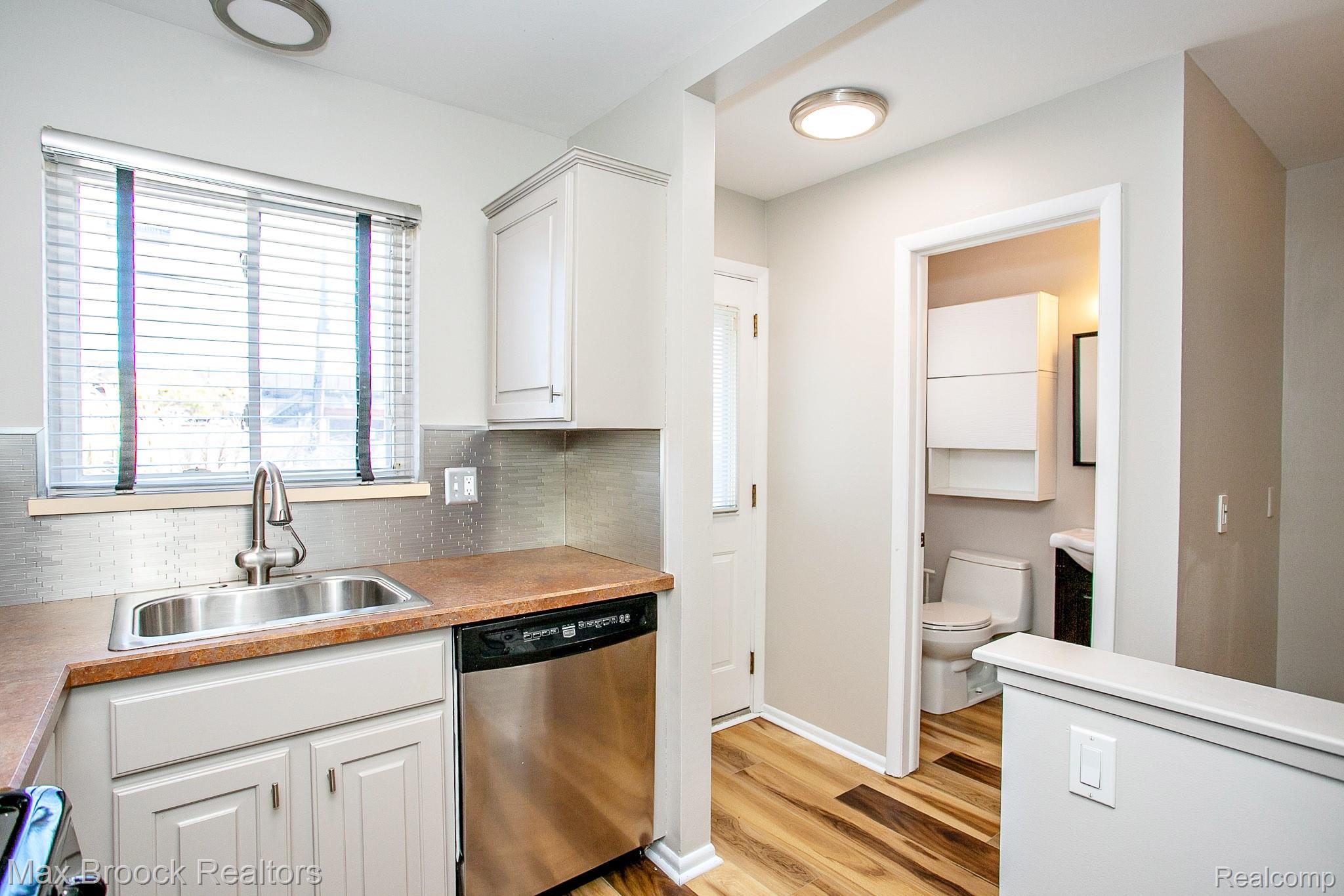 319 W LINCOLN Avenue