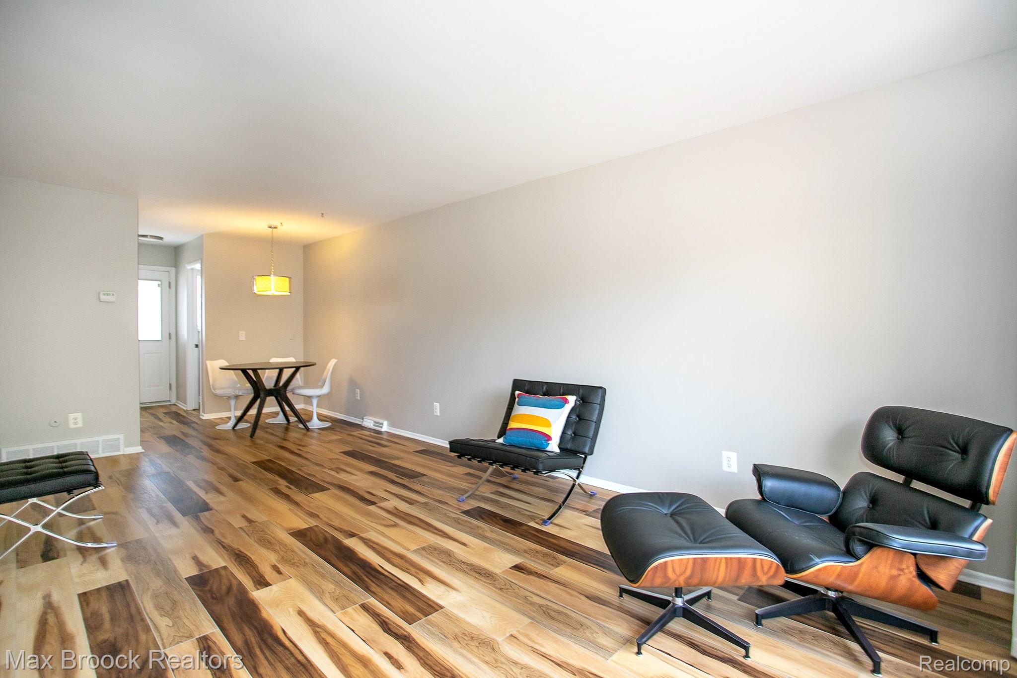 319 W LINCOLN Avenue