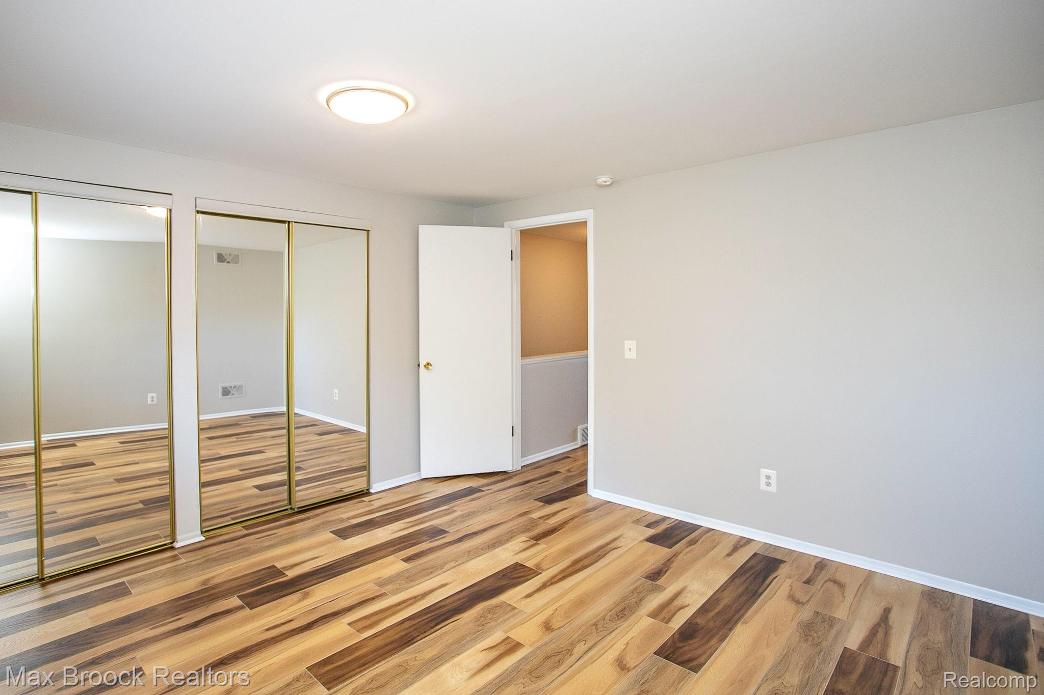 319 W LINCOLN Avenue