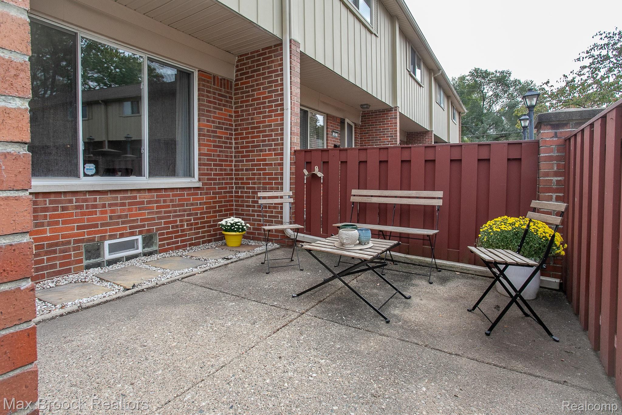 319 W LINCOLN Avenue