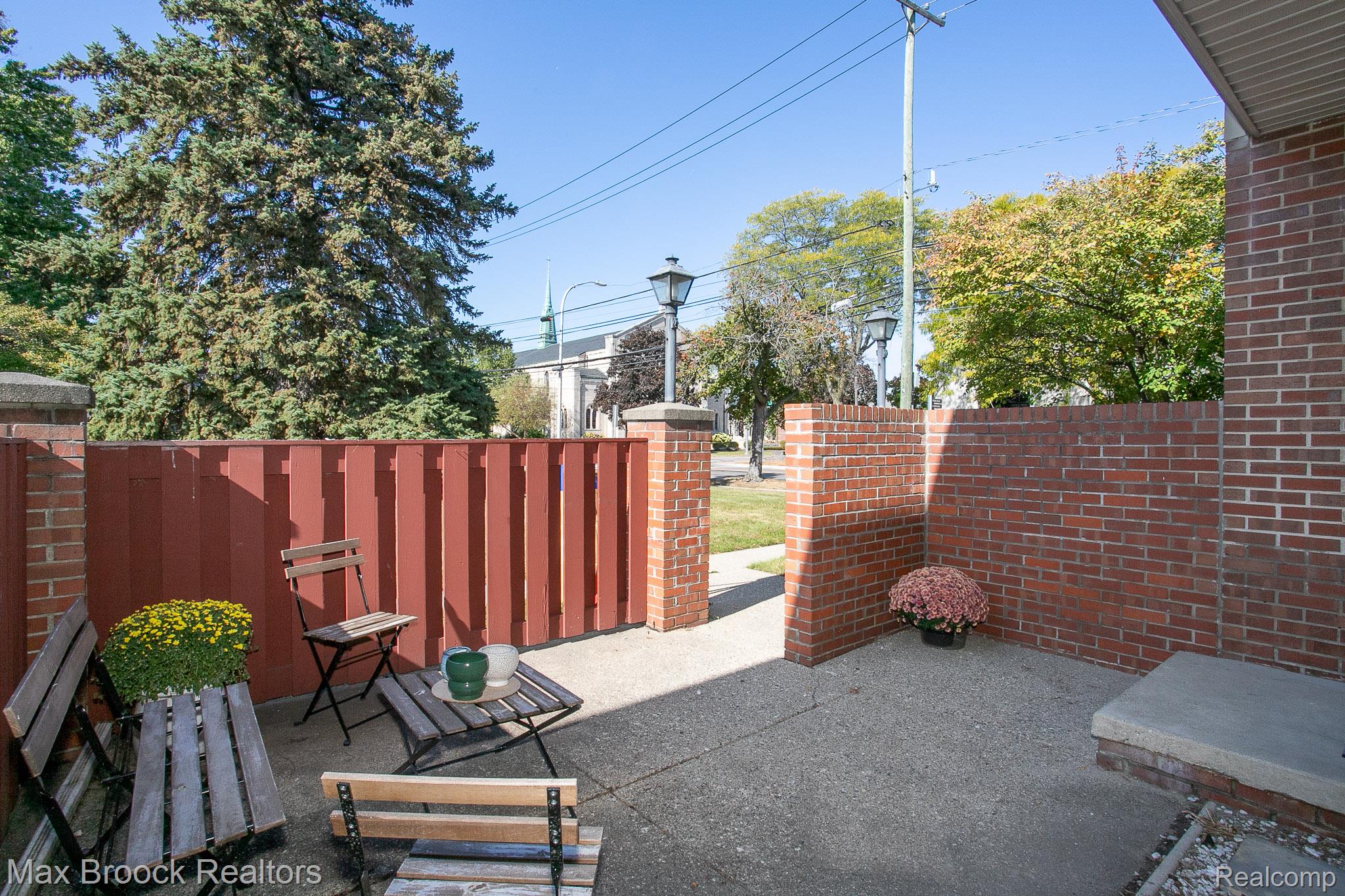 319 W LINCOLN Avenue