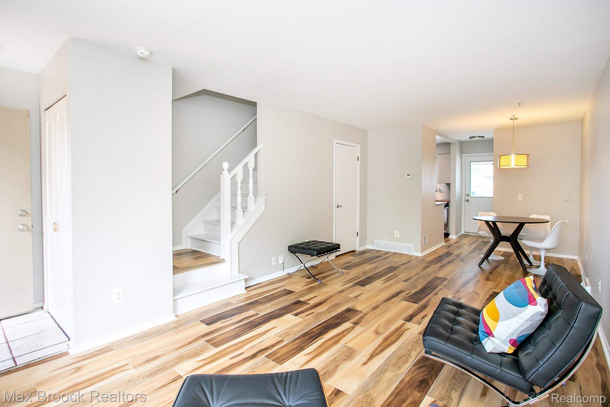 319 W LINCOLN Avenue