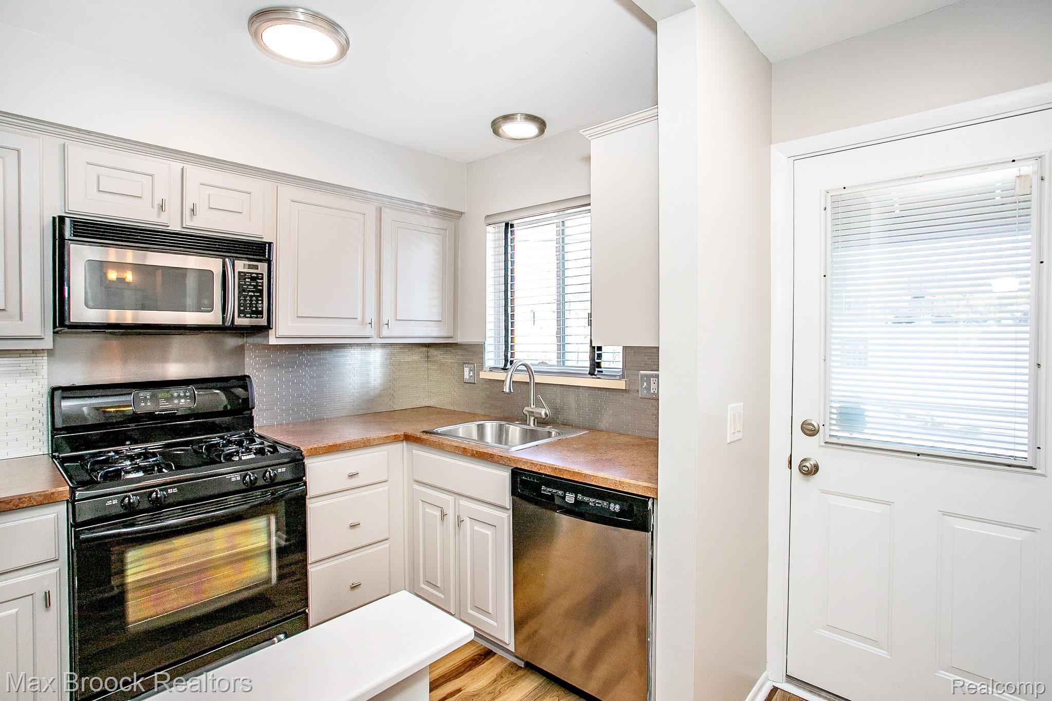 319 W LINCOLN Avenue