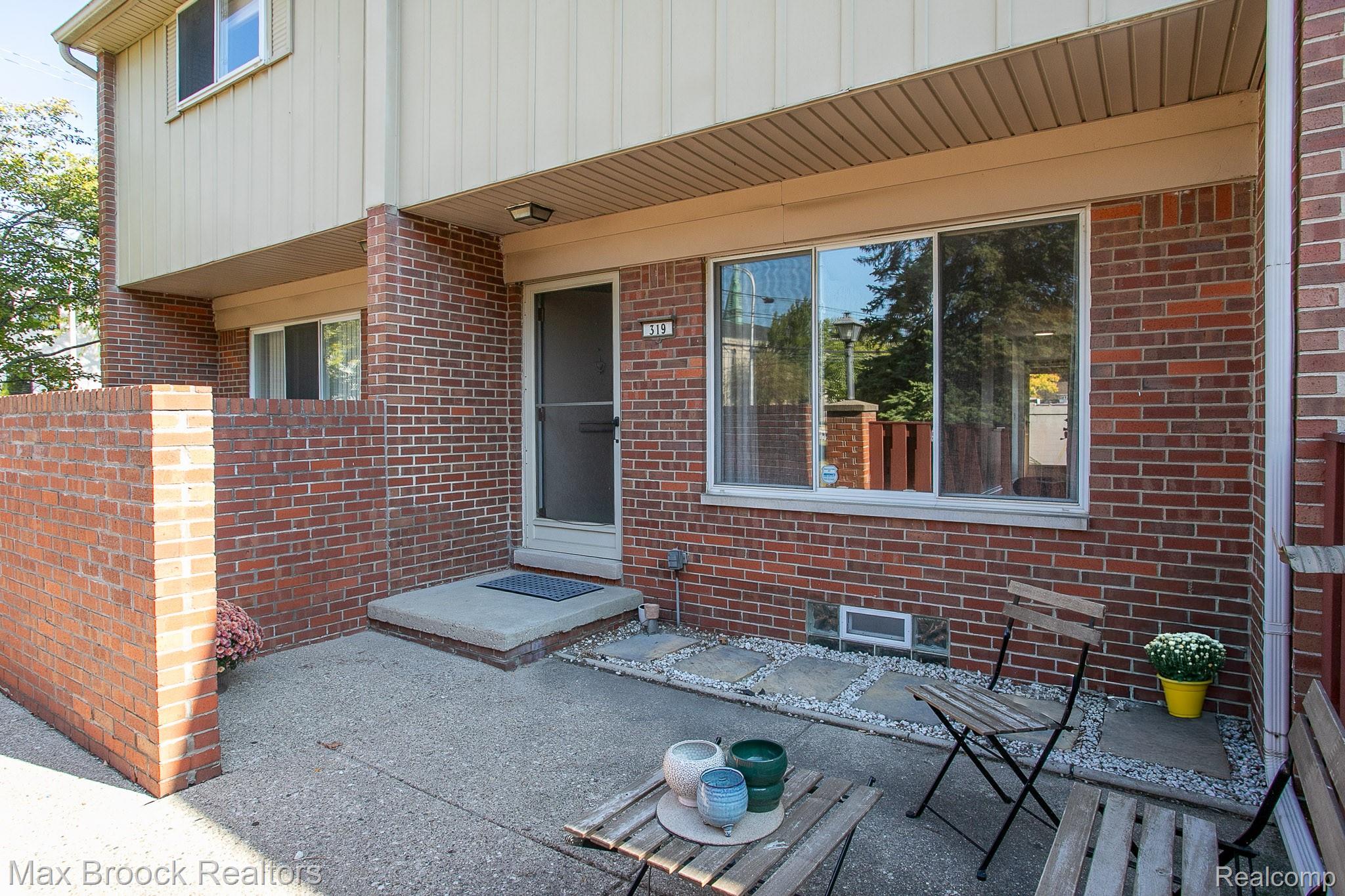 319 W LINCOLN Avenue