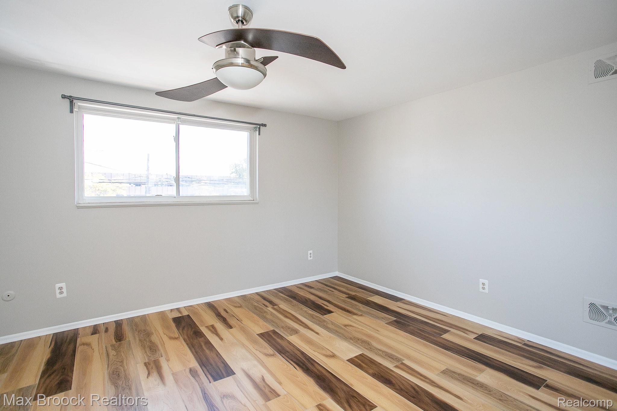 319 W LINCOLN Avenue