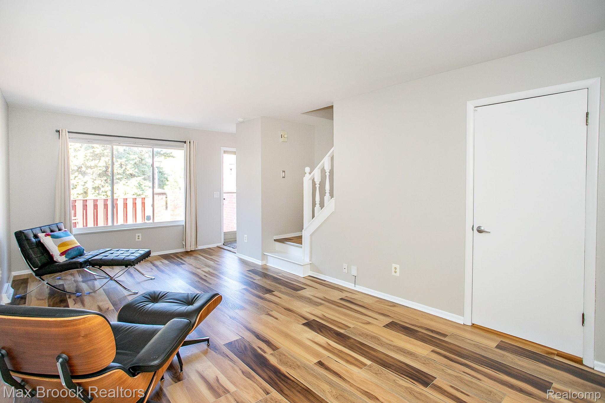 319 W LINCOLN Avenue