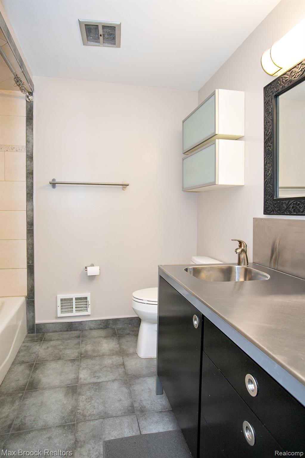 319 W LINCOLN Avenue