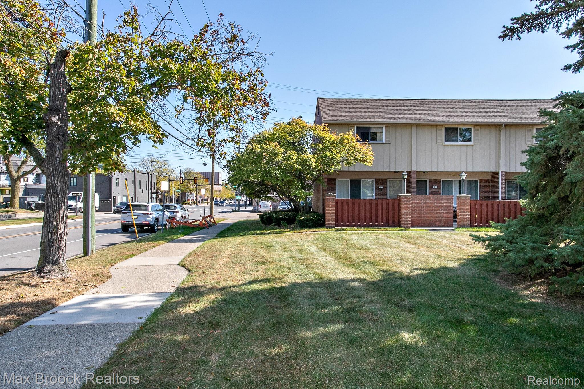 319 W LINCOLN Avenue