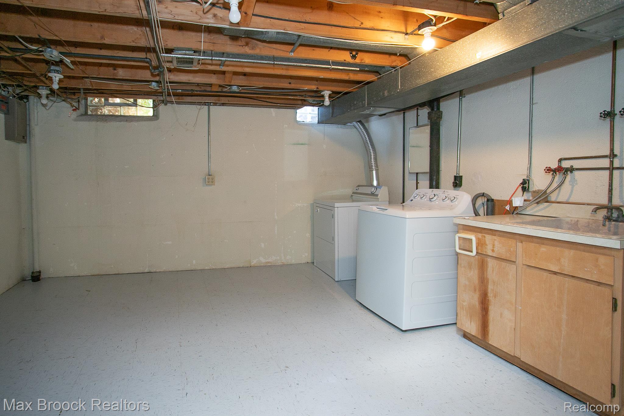 319 W LINCOLN Avenue