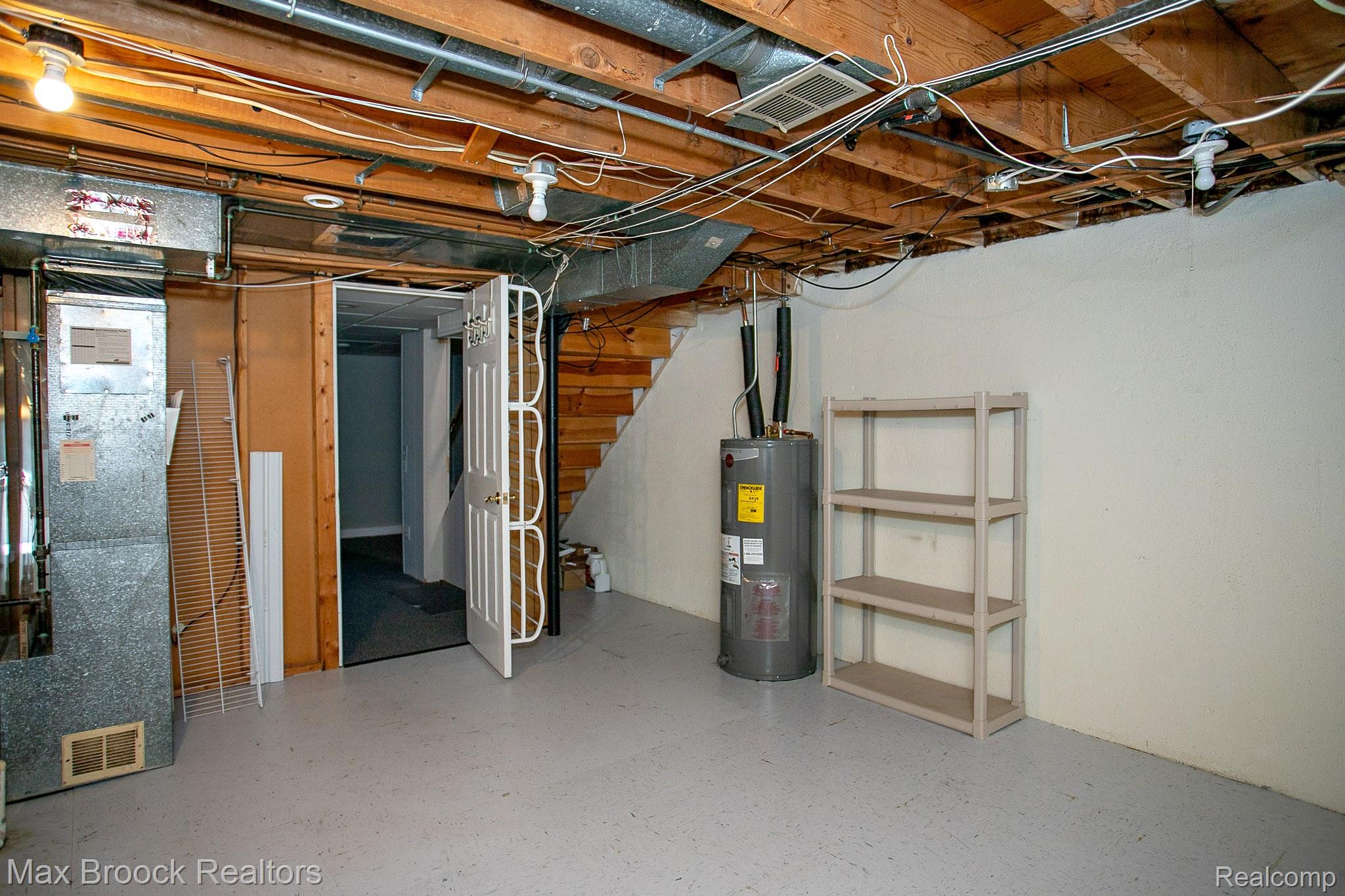 319 W LINCOLN Avenue