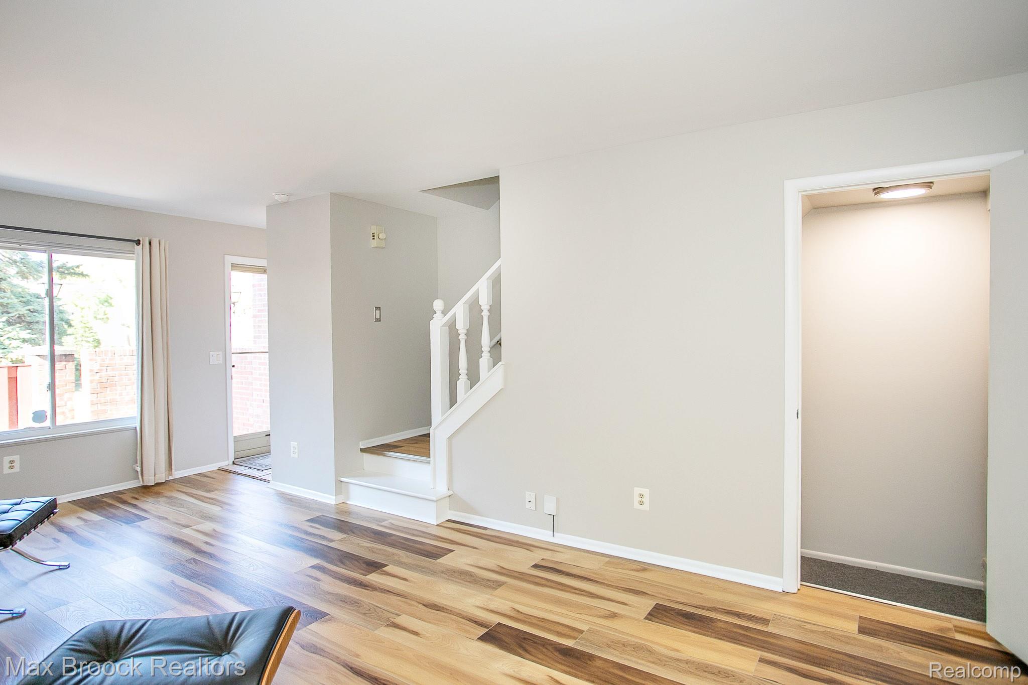 319 W LINCOLN Avenue