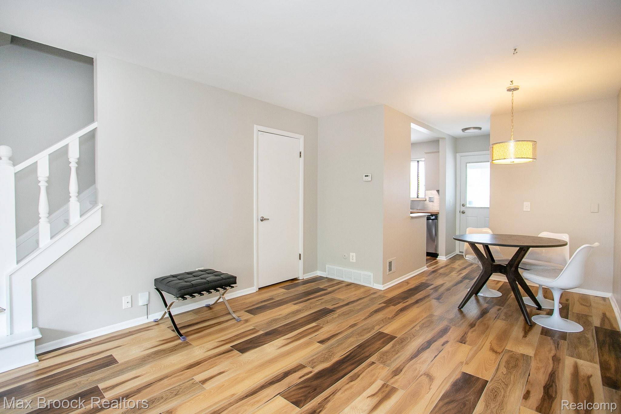 319 W LINCOLN Avenue