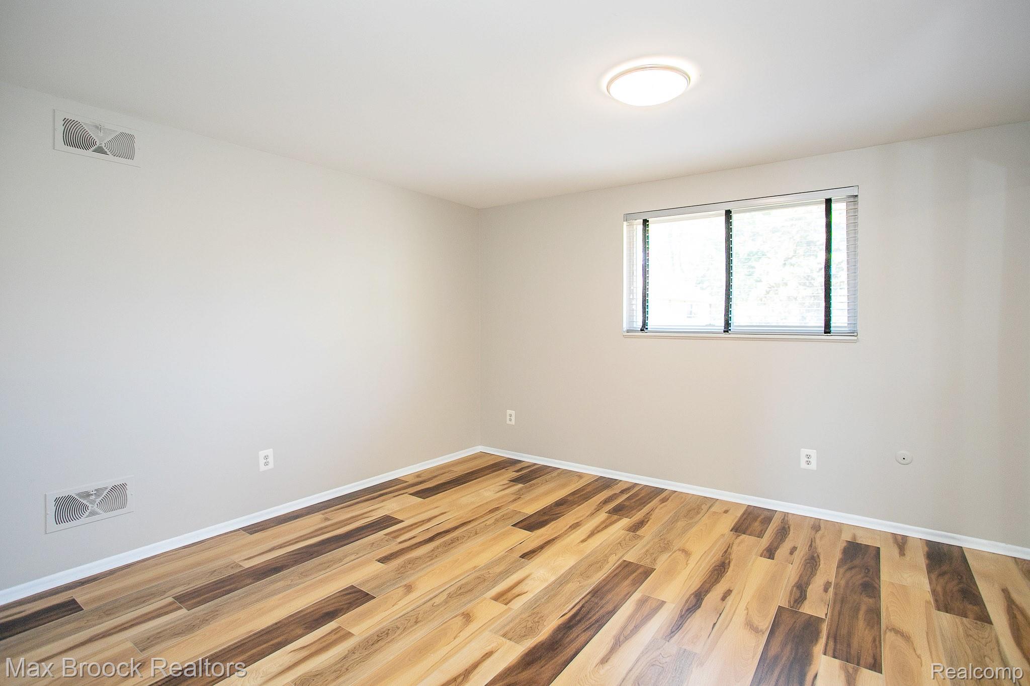 319 W LINCOLN Avenue