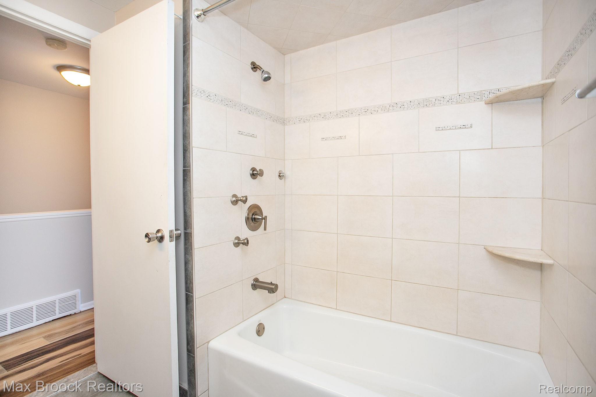 319 W LINCOLN Avenue