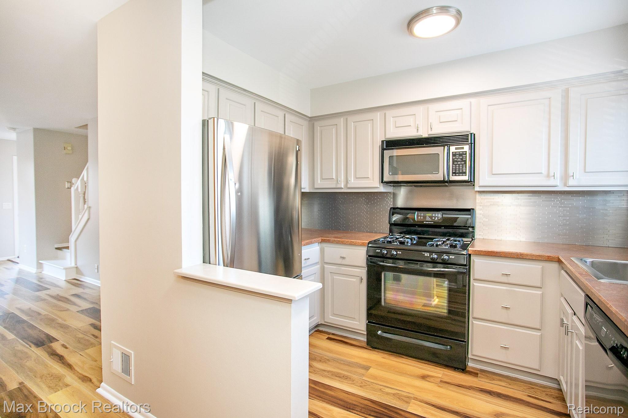 319 W LINCOLN Avenue