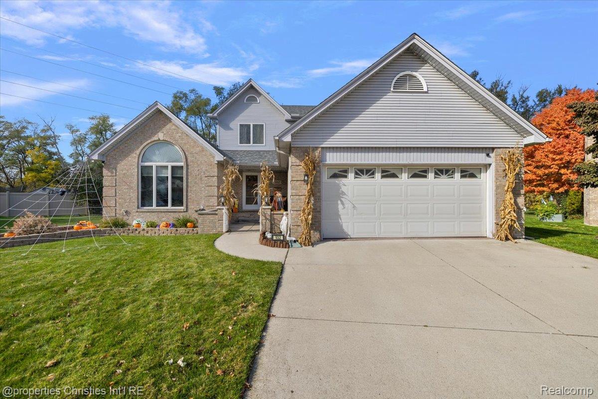 932 River Court