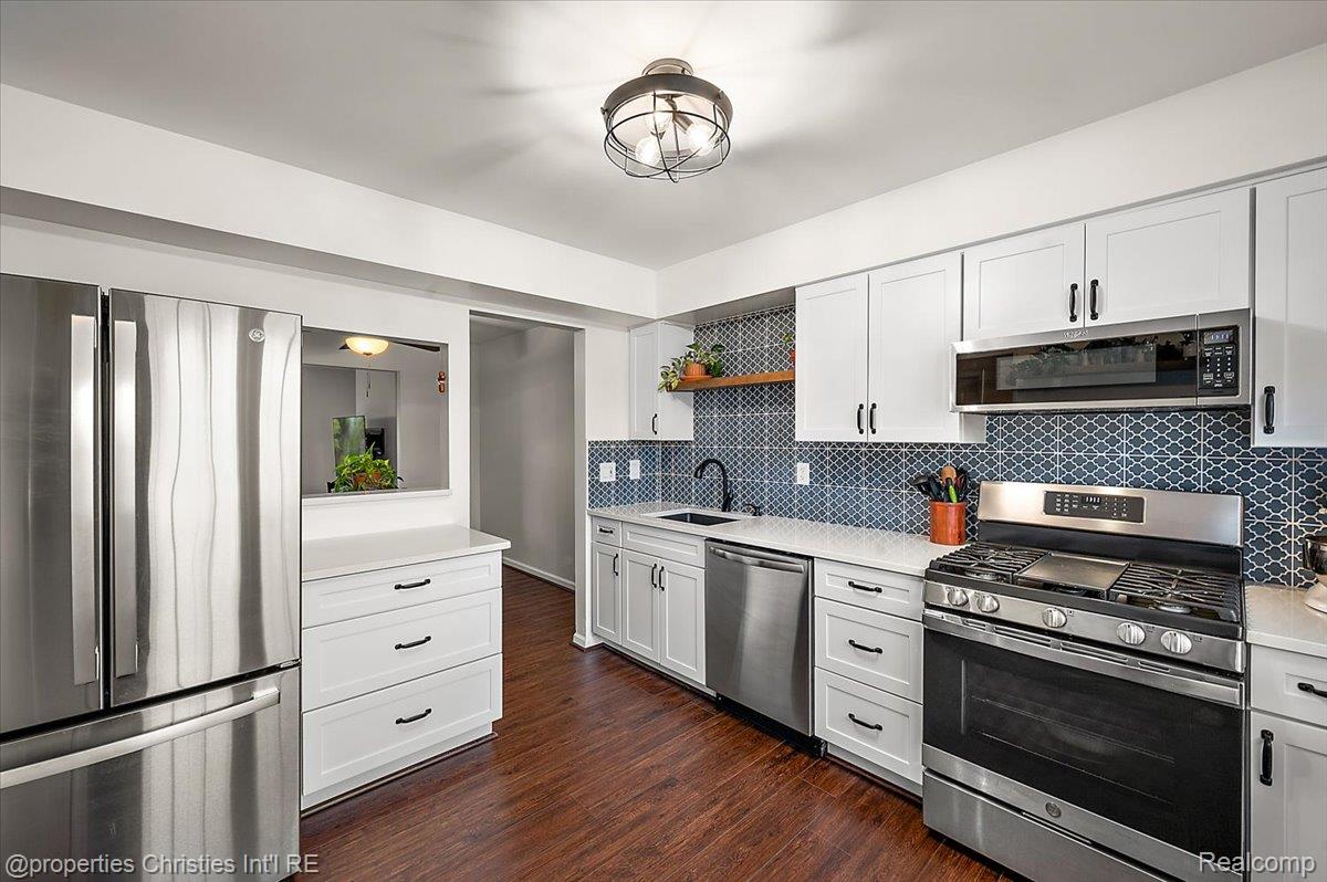 41327 Lagoon Court