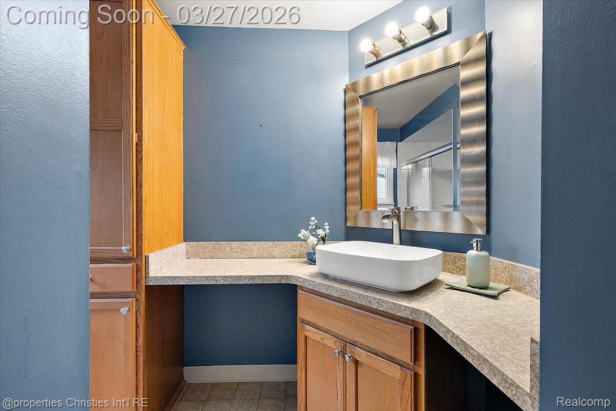 1711 Crestline Drive