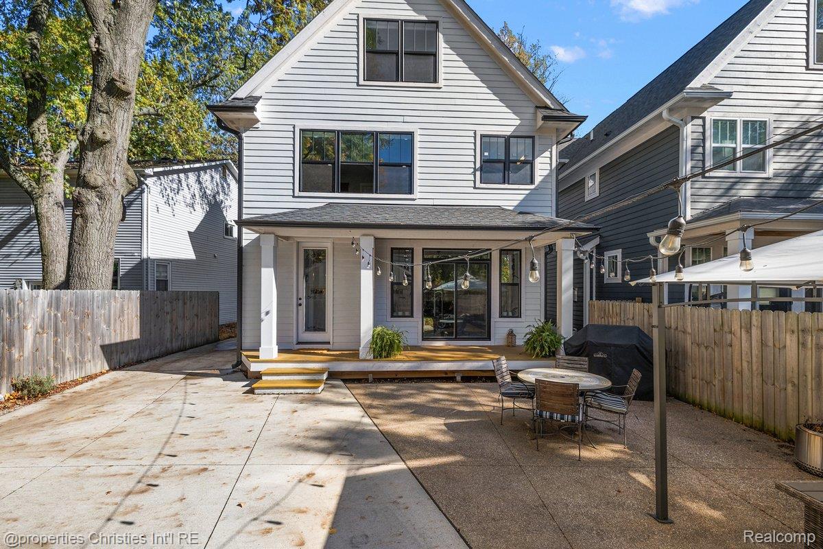 929 N Pleasant Street