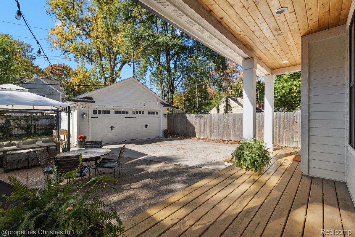 929 N Pleasant Street