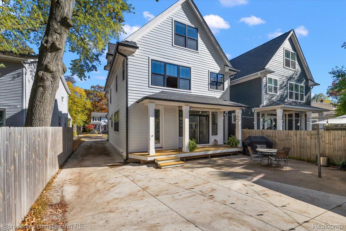 929 N Pleasant Street