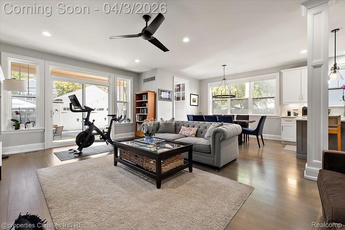 929 N Pleasant Street