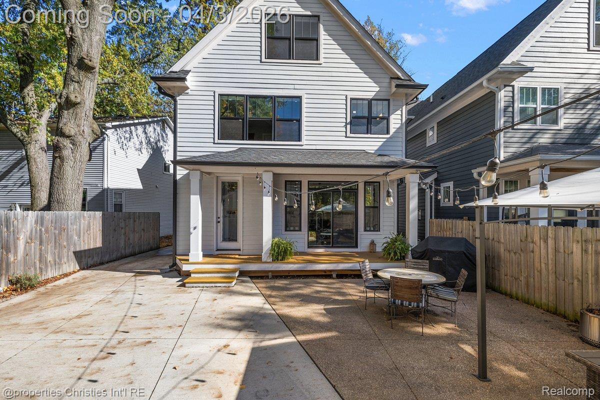 929 N Pleasant Street