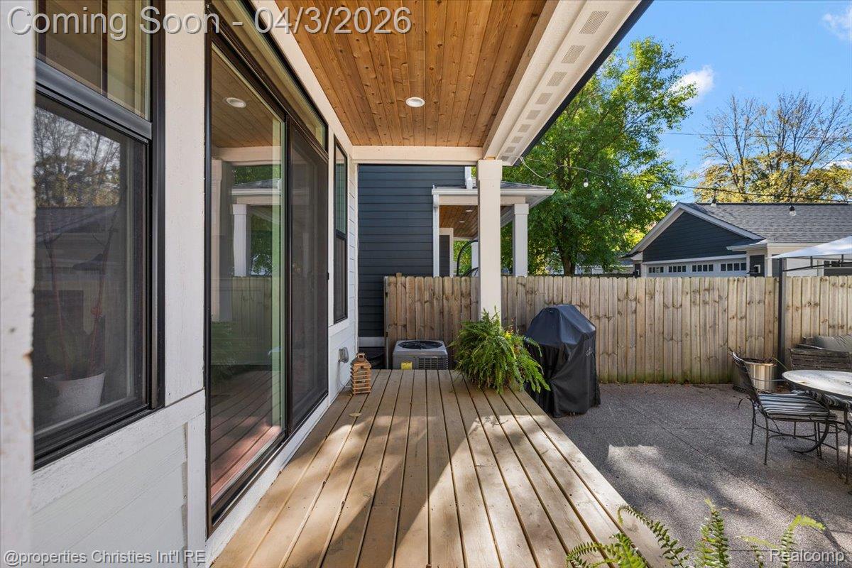 929 N Pleasant Street