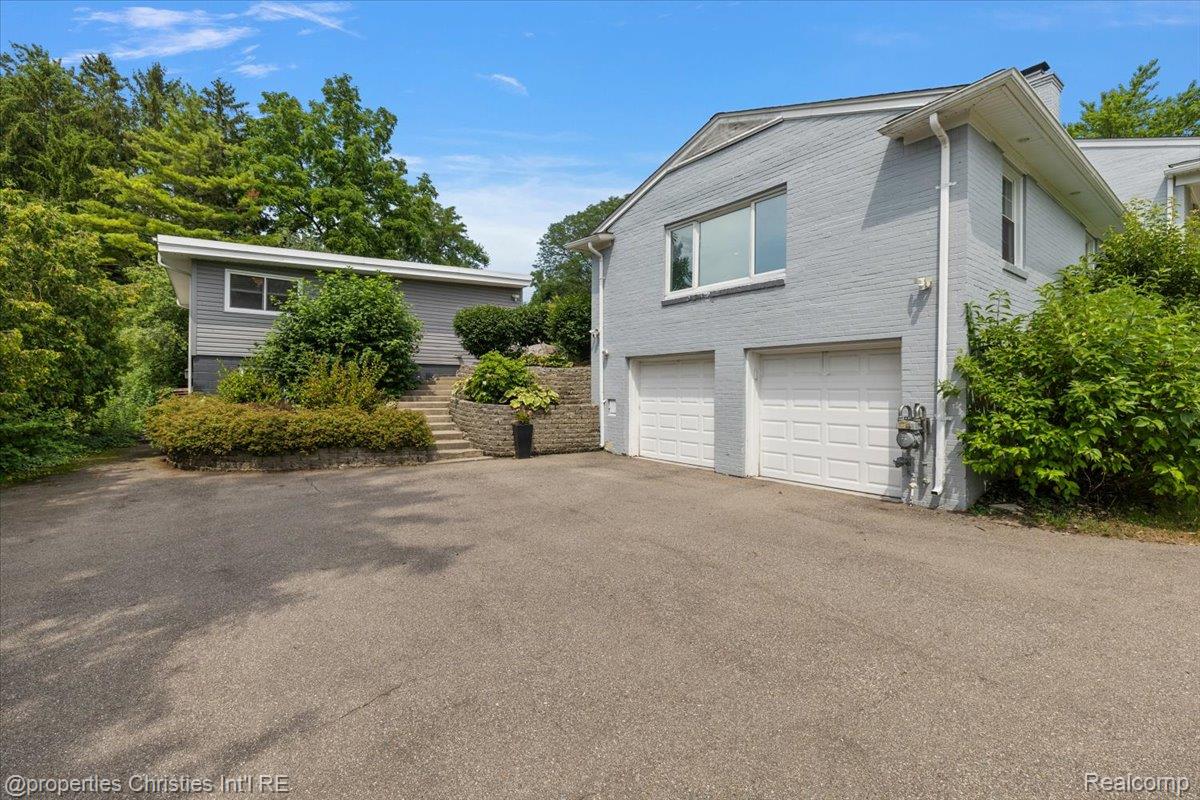 3060 Chickering Lane
